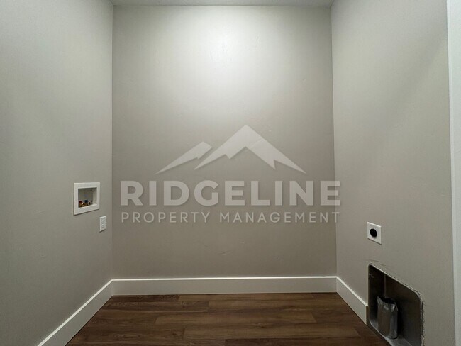 Building Photo - 664 S Saturn Ave