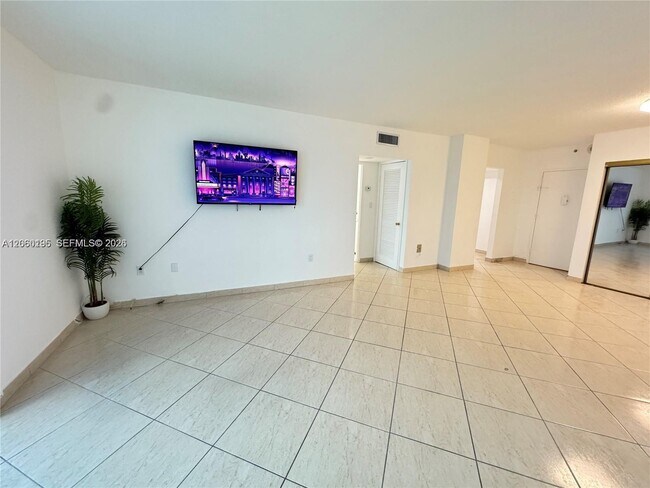 Building Photo - 400 Kings Point Dr