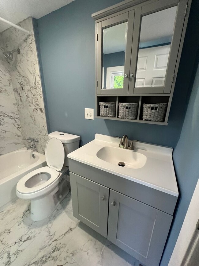 Building Photo - Newly Renovated 2 Bed/1 Bath Single Family...