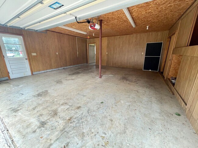 Building Photo - 3 bedroom 2.5 bath in the heart of Athens!...