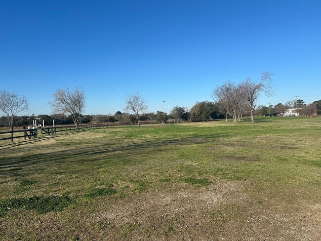 Building Photo - Available April 6th. Custom Built 3BR/2 BA Home in Park Circle!