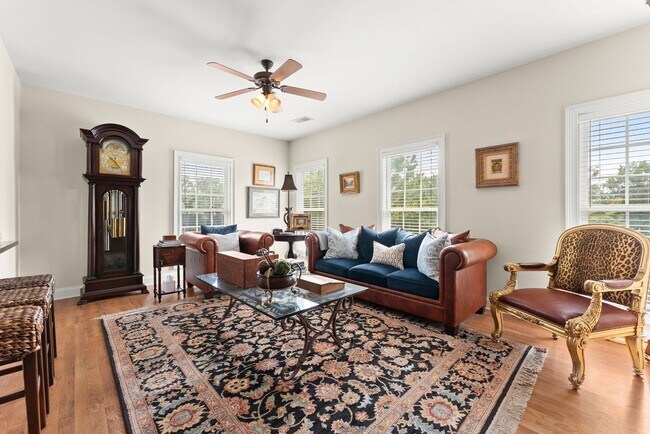 Building Photo - Charming, Step-Less 2 bedroom home with Private Patio Near Lake Lanier