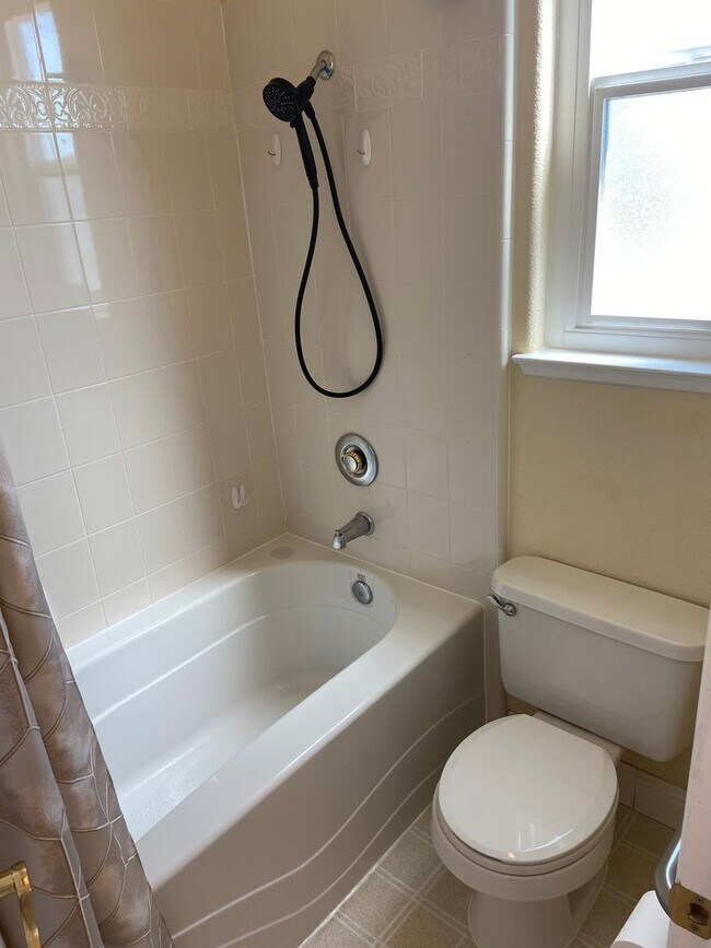 Building Photo - Broadstone Solar Home - 5 Bdrms, 4 Baths
