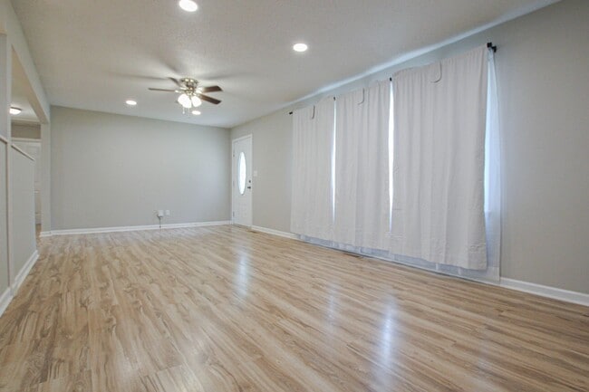 Building Photo - 219 Hallbrook Dr