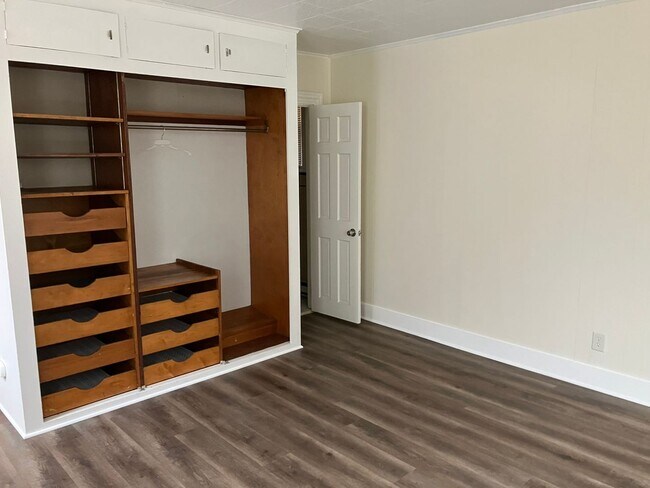 Building Photo - 825 Columbia Ave