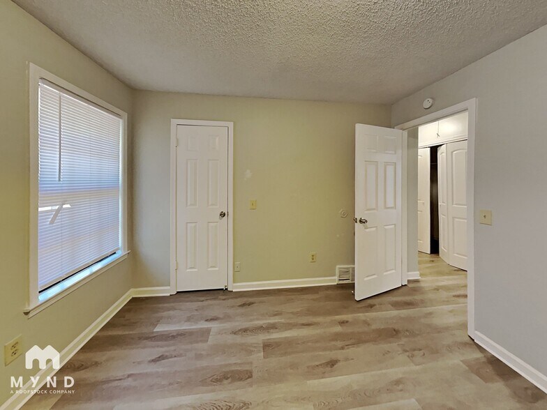 Building Photo - 4645 Sandy Park Dr