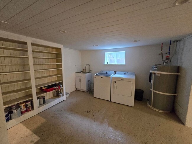 Building Photo - 4 Bedroom, 2 Bathroom House!