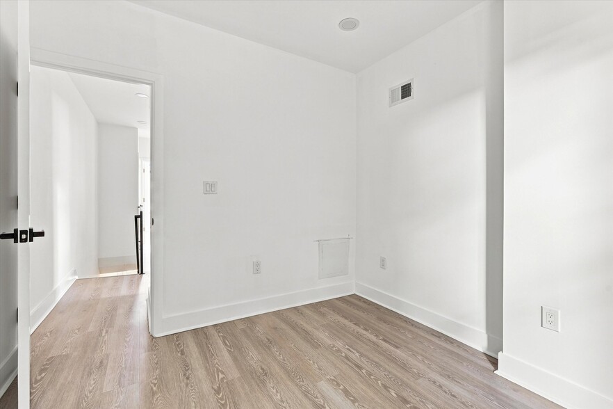 Building Photo - 5044 Parrish St