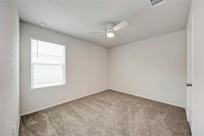 Building Photo - 105 Calgary Ln