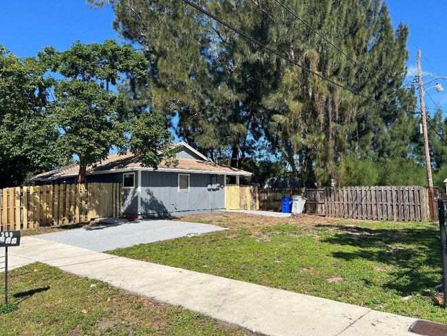 Building Photo - 500 NE 34th St