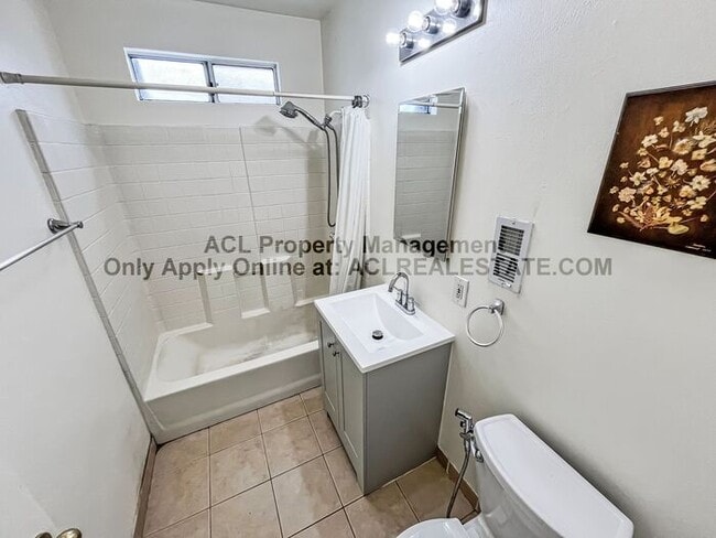 Building Photo - Charming 3-Bedroom Home with Lush Backyard...