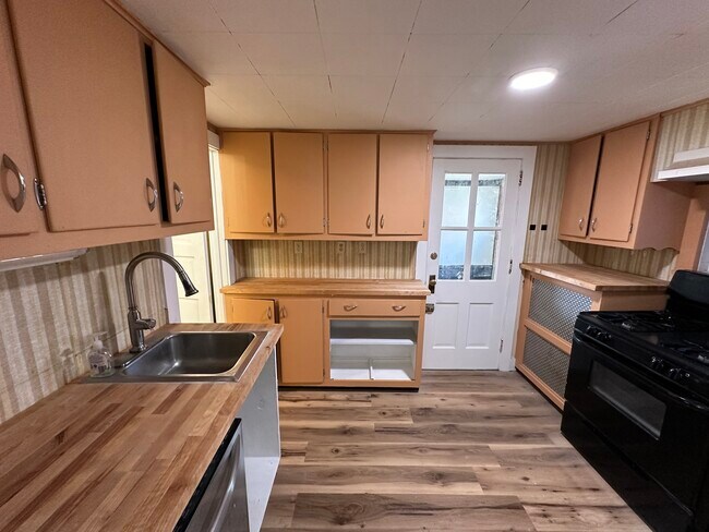 Primary Photo - 104 Franklin St