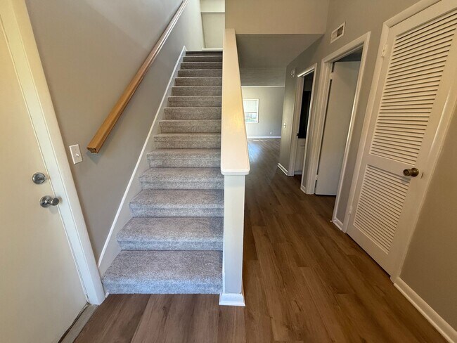 Building Photo - Bellevue!  2 Bedroom / 2 Bath House w/ Loft!  Renovated - Pet Friendly