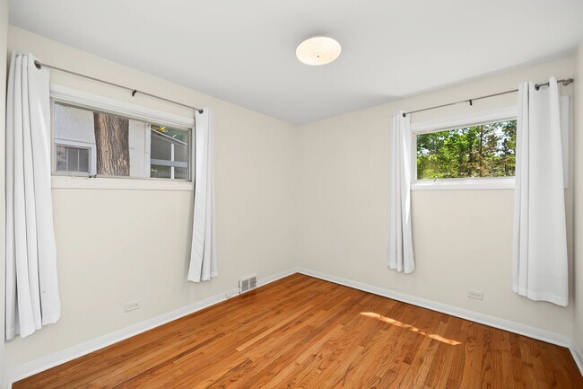 Building Photo - 673 N Park Blvd
