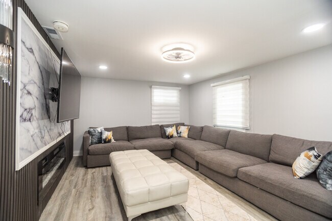 Building Photo - 9945 Sunnyside Ave