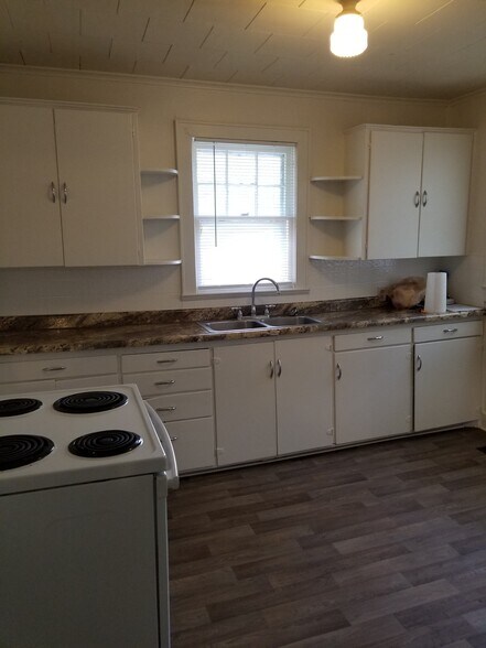 Building Photo - 503 W Kansas St