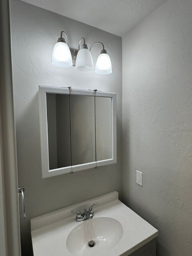 Building Photo - LIKE - NEW 3- BEDROOM TOWNHOME W/ GARAGE, FENCED YARD & PRIVATE 3RD BEDROOM OFF GARAGE