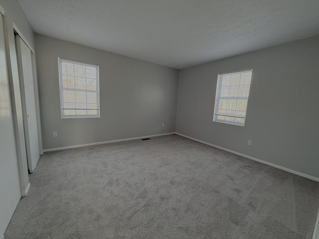 Spacious secondary bedroom - 7778 Willowcove Ct