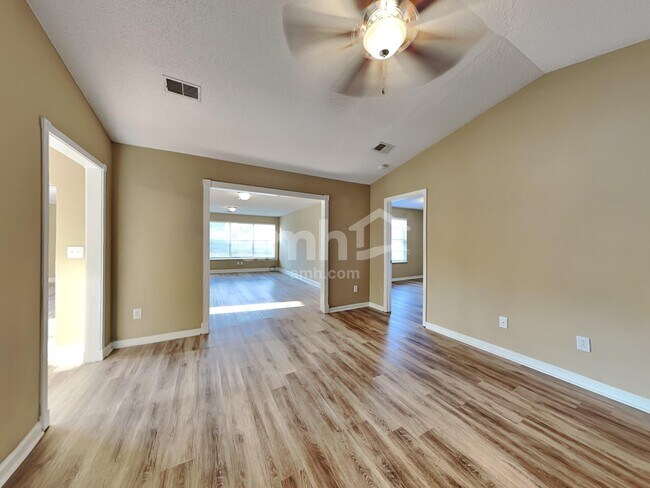 Building Photo - 208 Winding Willow Trl