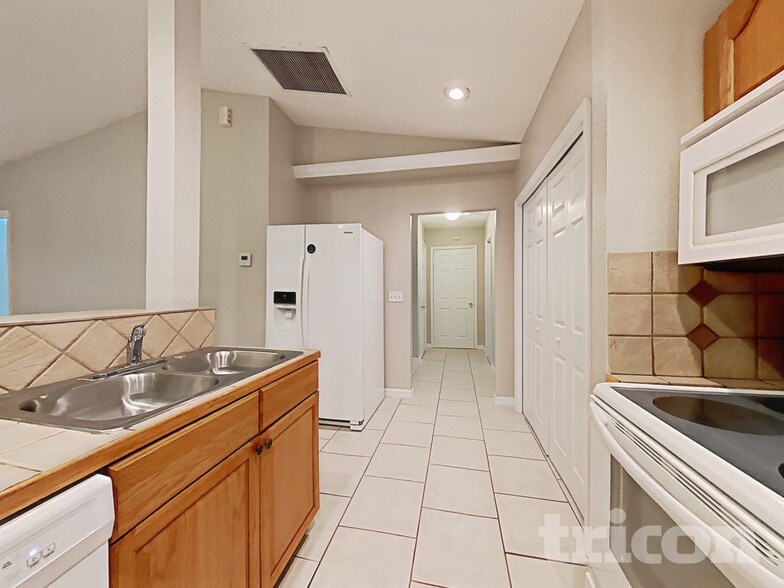 Building Photo - 13210 Maple St