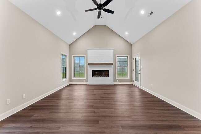 Building Photo - For Rent