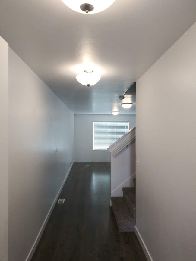 Building Photo - STUNNING 3 bed 2.5 bath Pet Friendly town ...