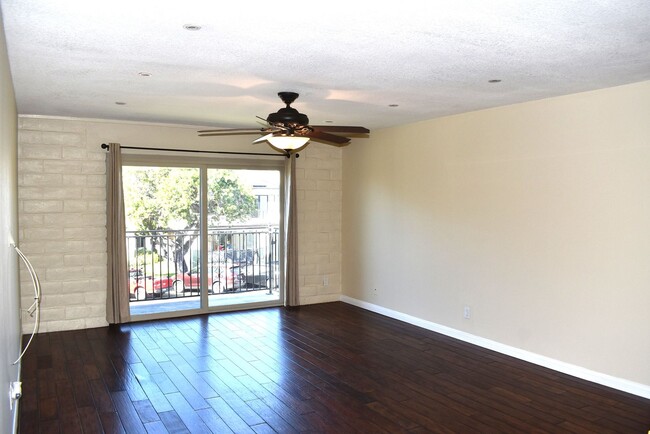 Building Photo - 2 Bedroom 1 Bath Condo in Coronado