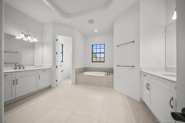 Building Photo - 5286 SW Pomegranate Way