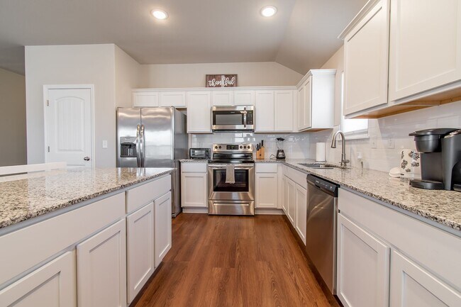 Building Photo - Well-Kept 4-bedroom 2 bath Home in Lowell! GREAT Location!