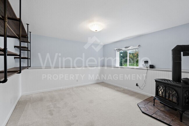 Building Photo - Updated 3 Bed 2 Bath Home With Brand New 2...