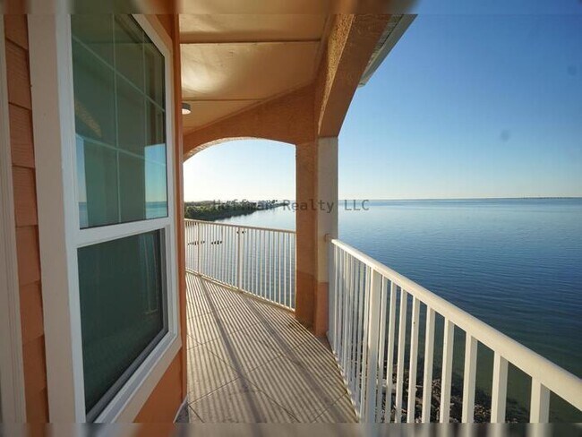 Building Photo - 2-Bed, 2.5-Bath Water-Front Condo in South Tampa