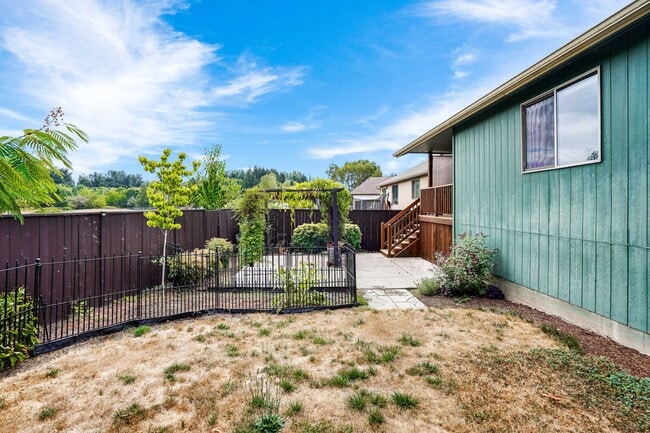 Building Photo - Beautiful 3 bed, 2 bath home in a quiet We...