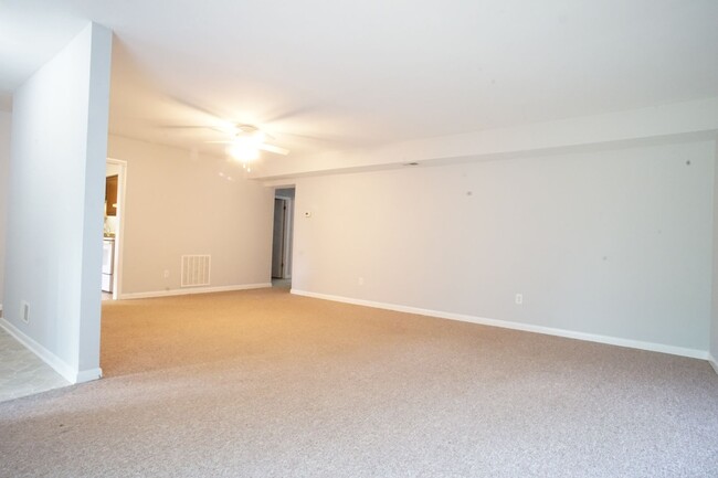 Building Photo - 3 Bed/2 Bath Townhouse. On Bus Route to Ca...