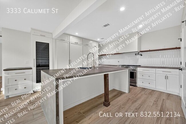 Building Photo - 3333 Calumet St