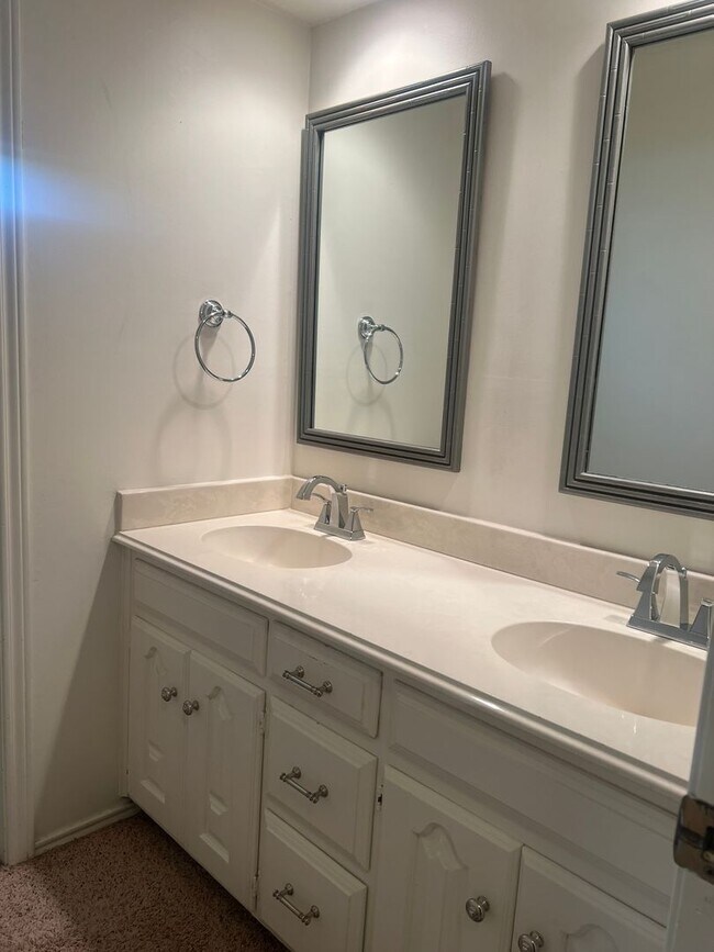 Building Photo - 3 bed 2 bath 2 car garage