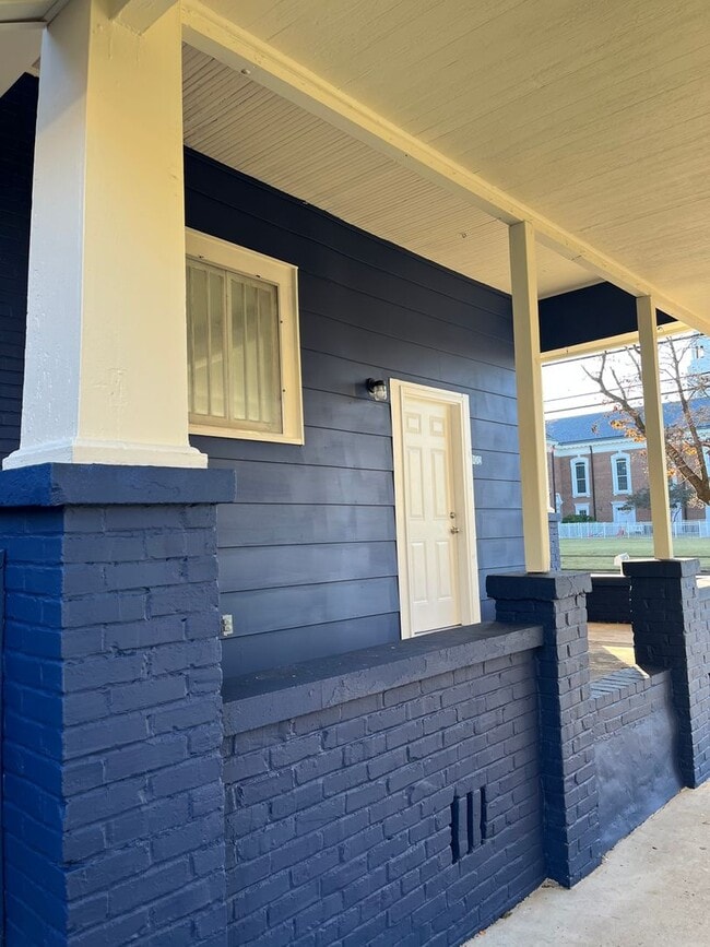 Primary Photo - 100 S Main Ave