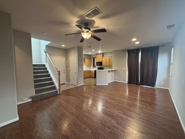 Building Photo - Spectacular 3 bed 2.5 bath home in Lincoln Crossing
