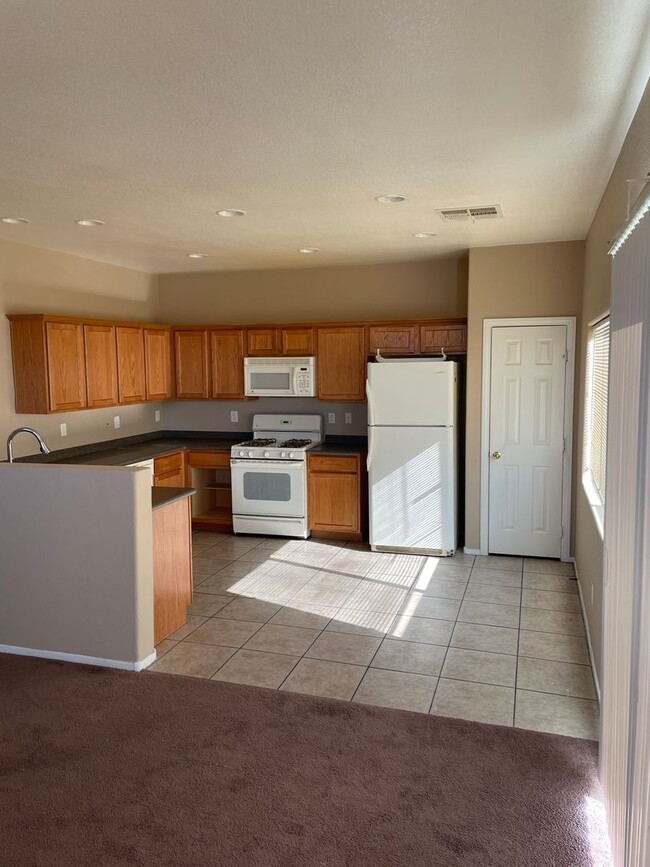 Building Photo - 3753 Hollycroft Dr