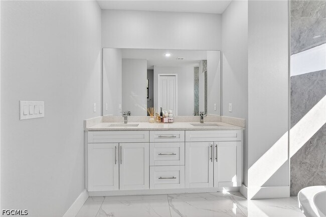 Building Photo - 118 NW 2nd Ave