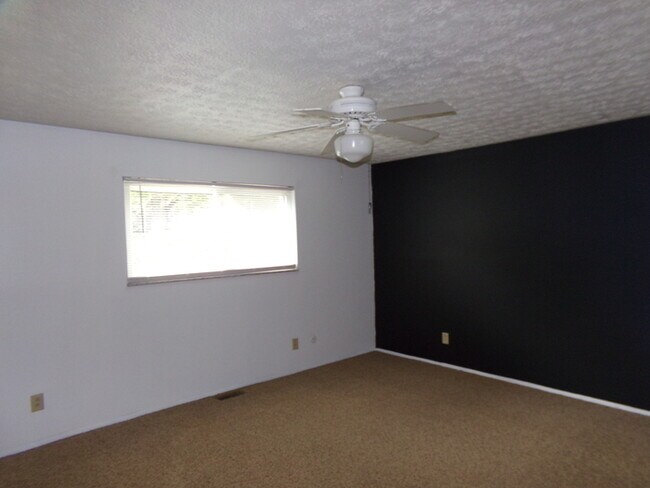Building Photo - COMING SOON! 4 Bed 2.5 Bath Beavercreek Home!