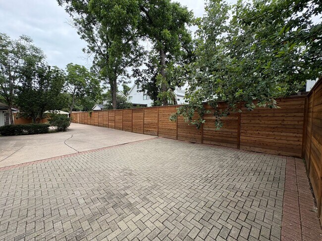 Building Photo - Gorgeous home in Rosedale - Available now!