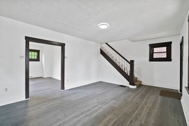 Building Photo - 3 bed 1 bathroom - central air, outdoor sp...