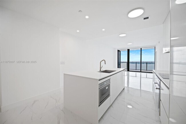 Building Photo - 700 NE 24th St