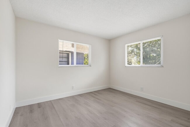 Building Photo - 622 SW 7th Ave