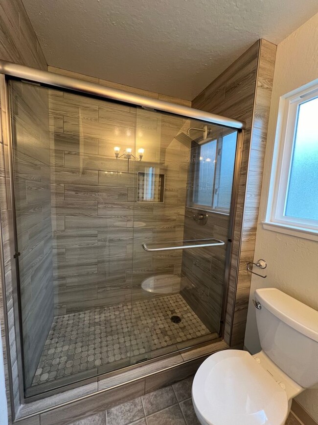 Building Photo - Short walk to the Beach / Available Now / Pets Welcome