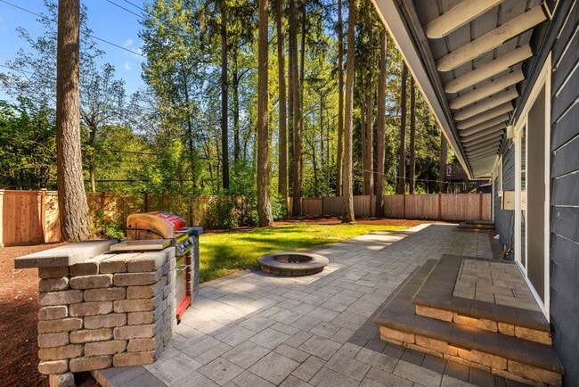 Building Photo - Newly remodeled Woodinville Rambler Beauty!!
