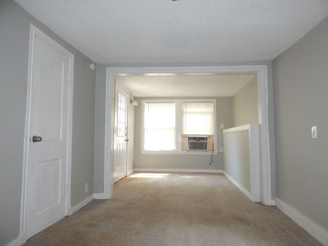 Building Photo - Utilities Included! 1 Bedroom Apartment, D...