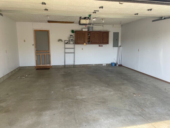 Building Photo - Beautiful, Large Duplex in a quiet Brookvi...