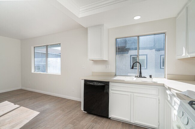 Building Photo - Costa Mesa Townhome with Loft | 2BR, 2.5BA...