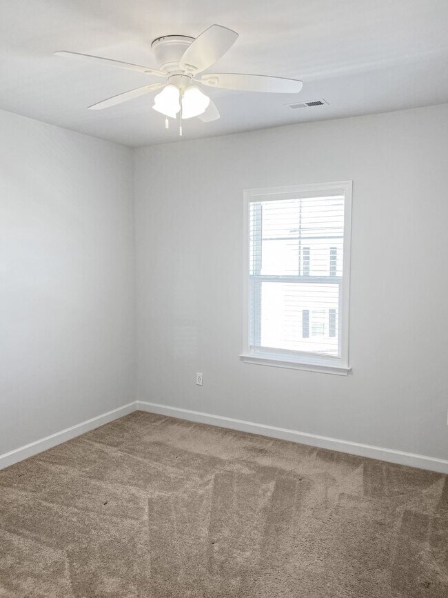 Building Photo - Spacious Townhome with MOVIE STAR Primary Closet!!!!